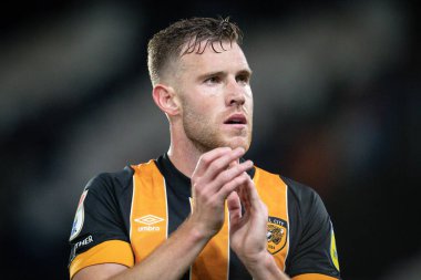 Hull City 'den Callum Elder # 3 ellerini çırpıyor ve 30 Eylül 202' de MKM Stadyumu 'nda Hull City Luton Town' a karşı oynanan Gökyüzü İddia Şampiyonası maçından sonra destekçilerini tam zamanlı alkışlıyor.