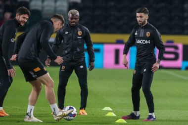 Hull City oyuncuları 30 Eylül 202 'de MKM Stadyumu' nda Hull City ile Luton Town arasındaki Sky Bet Şampiyonası maçından önce ısınmaya başladılar.