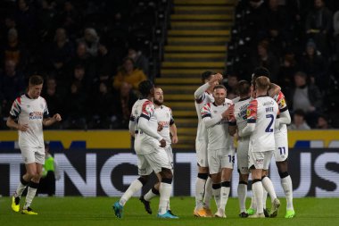 Luton Town oyuncuları, 30 Eylül 202 'de MKM Stadyumu' nda Hull City ile Luton Town arasındaki Sky Bet Şampiyonası maçında Hull City 'li Alfie Jones # 5' e attıkları kendi golle açılış golünü kutluyorlar.