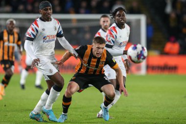 Hull City 'den Greg Docherty # 8 ve Amari' Bell # 29 Luton Town turnuvası Hull City - Luton Town maçında 30 Eylül 202 'de MKM Stadyumu, Hull, İngiltere' de oynanan maçta top mücadelesi