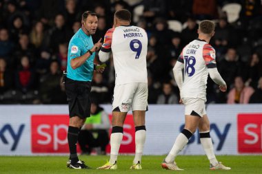 Hakem James Linington, 30 Eylül 202 'de MKM Stadyumu' nda Hull City - Luton Town maçında Luton Town 'dan Carlton Morris ile konuşuyor.
