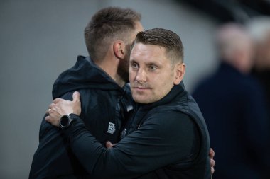 İlk takım koçu Andy Dawson, 30 Eylül 202 'de İngiltere' nin Hull şehrindeki MKM Stadyumu 'nda oynanan Hull City-Luton Town maçından önce Luton antrenör kadrosuyla bir araya geldi.