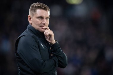 İlk takım koçu Andy Dawson, 30 Eylül 202 'de İngiltere' nin Hull şehrinin MKM Stadyumu 'ndaki Luton Town' a karşı oynadığı Sky Bet Şampiyonası maçına bakıyor.