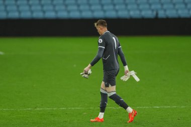 Aston Villa 'dan Filip Marschall # 42 Premier League 2 U23 maçında kırmızı kart gösterildikten sonra sahadan ayrıldı. Aston Villa, West Bromwich Albion' a karşı Villa Park, Birmingham, Birleşik Krallık, 30 Eylül 202