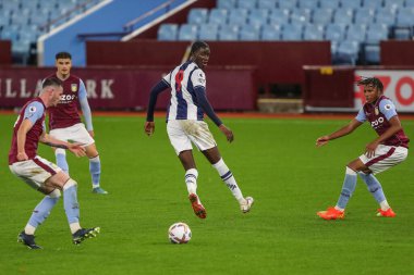 West Bromwich Albion takımından Mo Faal, Premier League 2 U23 karşılaşmasında topu Villa Park, Birmingham, Birleşik Krallık 'ta Aston Villa-West Bromwich Albion maçında fırlatıyor.