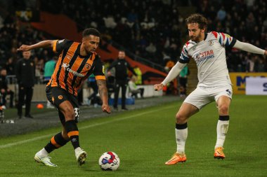 Hull City 'den Cyrus Christie # 33, 30 Eylül 202' de MKM Stadyumu 'nda oynanan Sky Bet Şampiyonası maçında Luton Town' dan # 4 numaralı Tom Lockyer 'ı geçiyor.