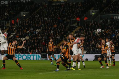 Luton Town 'dan Elijah Adebayo, 30 Eylül 202' de Hull City 'nin Luton Town' a karşı oynadığı maçta Hull City 'den Alfie Jones # 5' in attığı golle kaleye doğru ilerliyor.
