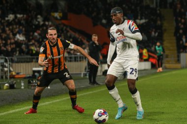 Hull City 'den Lewie Coyle 30 Eylül 2022' de Hull, İngiltere 'deki MKM Stadyumu' nda Hull City Luton Town 'a karşı oynanan Sky Bet Şampiyonası' nda Amarii Bell # 29 Luton Town 'dan gelen topa meydan okuyor.
