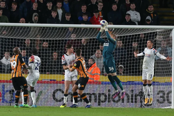 Luton Town 'dan Ethan Horvath # 34, 30 Eylül 202' de MKM Stadyumu 'nda Hull City ile Luton Town arasındaki Sky Bet Şampiyonası maçında rahat bir yakalayış yaptı.