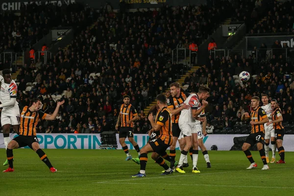 Luton Town 'dan Elijah Adebayo, 30 Eylül 202' de Hull City 'nin Luton Town' a karşı oynadığı maçta Hull City 'den Alfie Jones # 5' in attığı golle kaleye doğru ilerliyor.