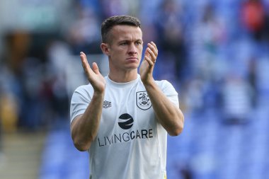 Huddersfield Kasabası 'ndan Jonathan Hogg, Sky Bet Şampiyonası' nın final düdüğündeki taraftarları karşılıyor. 1 Ekim 202 'de Select Car Leasing Stadyumu' nda Huddersfield Town 'a karşı oynanan karşılaşma.