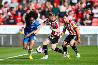 Birmingham City 'den Taith Chong # 18 ve Sheffield United' dan Tommy Doyle # 22 Sky Bet Şampiyonası maçında Sheffield United - Birmingham City Bramall Lane, Sheffield, İngiltere, 1 Ekim 202