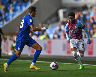 Burnley 'den Nathan Tella # 23 Cardiff City' den Perry Ng # 38 ile Cardiff City 'de Cardiff City - Burnley maçında Cardiff City Stadyumu, İngiltere' de 1 Ekim 202 'de karşı karşıya geldi.