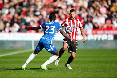 Sheffield United 'dan George Baldock # 2 ve Birmingham City' den Emmanuel Longelo # 23 Gökyüzü İddia Şampiyonası maçında Sheffield United, Birmingham City 'ye karşı Bramall Lane, Sheffield, Birleşik Krallık, 1 Ekim 202