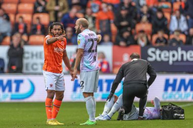 Blackpool 'dan Dominic Thompson # 23 numara ve Norwich City' den Teemu Pukki # 22 numara Blackpool Norwich City 'e karşı 1 Ekim 202' de oynanan Gökyüzü İddia Şampiyonası karşılaşmasında anlaşmazlığa düştüler.