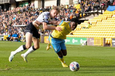 Port Vale takımından Lewis Cass, 1 Ekim 202 'de İngiltere' nin başkenti Burslem 'deki Vale Park' ta oynanan Sky Bet 1 karşılaşmasında Sheffield 'li Fisayo Dele-Bashiru ile birlikte top için yarışıyor.