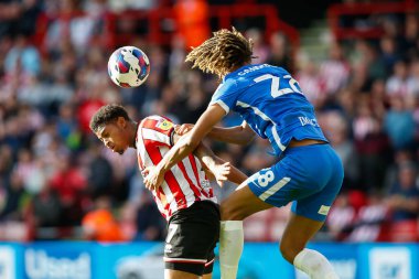 Sheffield United 'dan Rhian Brewster # 7 ve Birmingham City' den Dion Sanderson # 28, Sky Bet Şampiyonası maçında Sheffield United, Birmingham City 'ye karşı Bramall Lane, Sheffield, İngiltere, 1 Ekim 202