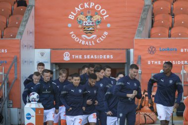 Blackpool takımı, 1 Ekim 202 'de Bloomfield Road, Blackpool' da oynanan Blackpool-Norwich City maçında ısınmak için sahaya çıktı.
