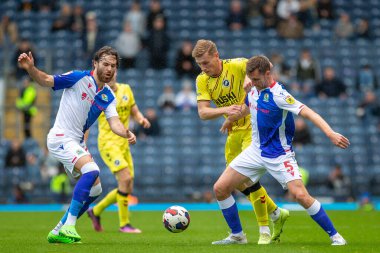 Millwall 'dan Zian Flemming # 10 numara ve Blackburn Rovers' dan Dominic Hyam # 5 numara Blackburn Rovers 21 Ekim 202 'de Ewood Park, Blackburn' de Blackburn Rovers - Millwall maçında top için mücadele ettiler.