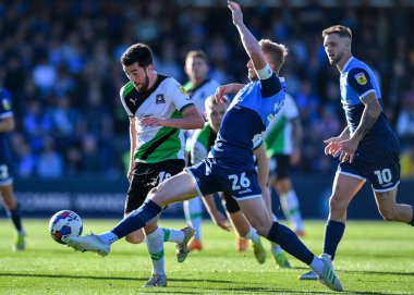 Wycombe Wanderers defans oyuncusu Jason McCarthy (26) 1 Ekim 202 'de Adams Park' ta Wycombe Wanderers - Plymouth Argyle maçında orta saha oyuncusu Finn Azaz 'ı (18) savundu.