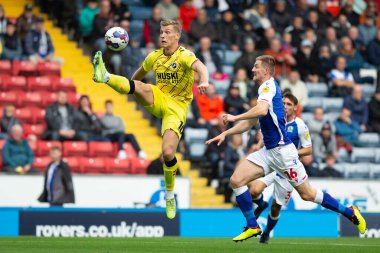 Millwall 'dan Zian Flemming # 10, Blackburn Park, İngiltere' de 1 Ekim 202 'de oynanan Blackburn Rovers - Millwall maçında topu kontrol ediyor.