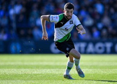 Plymouth Argyle orta saha oyuncusu Finn Azaz (18), 1 Ekim 202 'de Adams Park' ta Wycombe Wanderers - Plymouth Argyle maçında