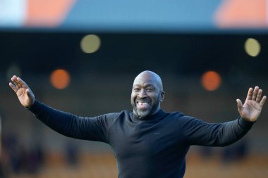 Sheffield 'ın Darren Moore Müdürü, 1 Ekim 202' de İngiltere 'nin başkenti Burslem' deki Vale Park 'ta oynanan Port Vale-Sheffield maçı sonrasında taraftarları selamlıyor.