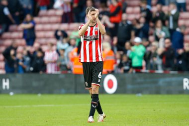 Sheffield United 'dan Chris Basham, 1 Ekim 202' de Bramall Lane, Sheffield City 'de oynanan Sky Bet Şampiyonası maçından sonra taraftarları alkışlıyor.