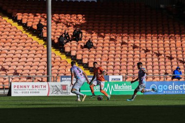 Blackpool 'dan Ian Poveda 1 Ekim 202' de Bloomfield Road, Blackpool 'da oynanan Blackpool-Norwich City maçında topu aldı.