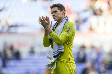 Huddersfield Town 'dan Lee Nicholls, Sky Bet Şampiyonası' nın final düdüğündeki taraftarları karşılıyor. 1 Ekim 202 'de Select Car Kiralama Stadyumu' nda Huddersfield Town 'a karşı oynanan karşılaşma.