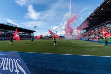 StoneX Stadyumu, Londra 'da 1 Ekim 202' de oynanan Gallagher Premiership maçında Saracens, Leicester Tigers maçından önce havai fişeklerle sahaya çıktı.