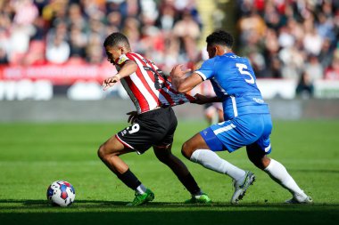 Sheffield United 'dan 29 numaralı Iliman Ndiaye ve Birmingham City' den Auston Trusty # 5 numaralı Gökyüzü İddia Şampiyonası maçı sırasında Sheffield United, Birmingham City 'ye karşı Bramall Lane, Sheffield, Birleşik Krallık, 1 Ekim 202