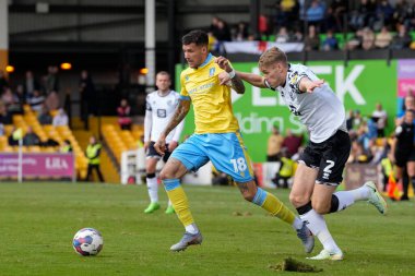Port Vale 'den Lewis Cass, 1 Ekim 202' de İngiltere 'nin Burslem kenti Vale Park' ta oynanan Sky Bet Lig 1 karşılaşmasında Sheffield 'li Marvin Johnson ile top için yarışıyor.