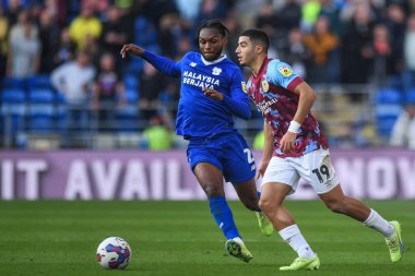Cardiff City 'den Mahlon Romeo # 2' nin baskısı altında Burnley 'den Anass Zaroury # 19, Cardiff City Stadyumu' nda Cardiff City - Burnley maçında, 1 Ekim 202