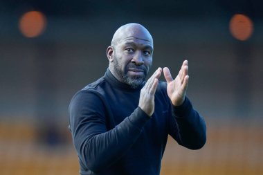 Sheffield 'ın Darren Moore Müdürü, 1 Ekim 202' de İngiltere 'nin başkenti Burslem' deki Vale Park 'ta oynanan Port Vale-Sheffield maçı sonrasında taraftarları selamlıyor.