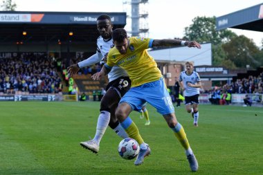 Port Vale 'den Gavin Massey, 1 Ekim 202' de İngiltere 'nin Burslem kenti Vale Park' ta oynanan Sky Bet 1 maçı sırasında Sheffield 'den Marvin Johnson ile top için yarışıyor.
