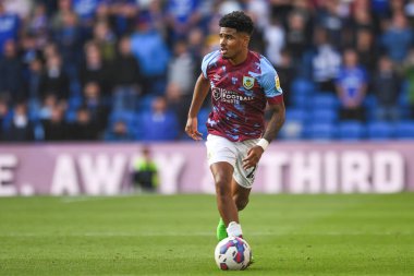 Burnley 'den Ian Maatsen # 29, Sky Bet Şampiyonası maçında Cardiff City, Cardiff City Stadyumu' nda Burnley 'e karşı, 1 Ekim 202