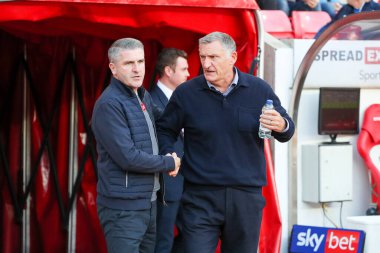 Preston ve Tony Mowbray 'ın menajeri Ryan Lowe, Sky Bet Şampiyonası maçında Sunderland, Preston North End' e karşı, İngiltere, Sunderland Stadyumu 'nda el sıkışıyor.