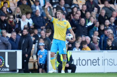 Sheffield Çarşambaları, 1 Ekim 2022 'de İngiltere' nin Burslem kenti Vale Park 'ta oynanan Port Vale-Sheffield maçı sonrasında taraftarları selamlıyor.