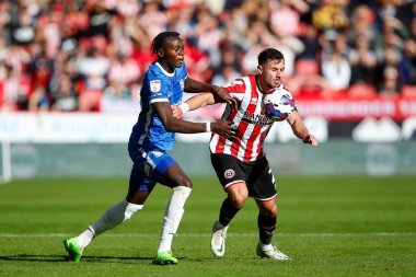 Sheffield United 'dan George Baldock # 2 ve Birmingham City' den Emmanuel Longelo # 23 Gökyüzü İddia Şampiyonası maçında Sheffield United, Birmingham City 'ye karşı Bramall Lane, Sheffield, Birleşik Krallık, 1 Ekim 202