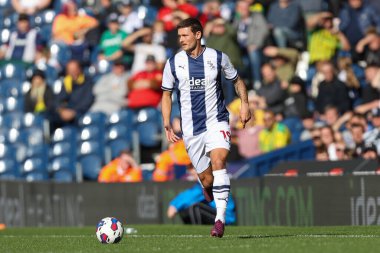 West Bromwich Albion 'dan John Swift 1 Ekim 202' de The Hawthorns, West Bromwich City 'de West Bromwich Albion-Swansea City maçında topu sürüyor.