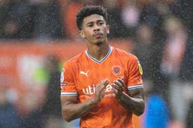Blackpool 'dan Jordan Lawrence-Gabriel alkışlıyor ve Sky Bet Şampiyonası' nın ardından Blackpool Norwich City 'ye karşı Bloomfield Road, Blackpool, İngiltere, 1 Ekim 202' de oynanan karşılaşmada destekçilerini alkışlıyor.