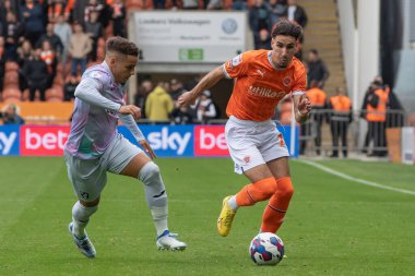 Blackpool 'dan Theo Corbeanu # 25 Norwich City' li Max Aarons 'dan uzaklaşıyor. Blackpool Norwich City' ye karşı, Bloomfield Road, Blackpool, 1 Ekim 202 'de oynanan maçta.