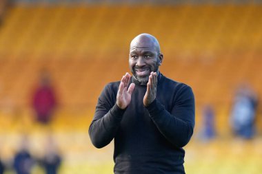 Sheffield 'ın Darren Moore Müdürü, 1 Ekim 202' de İngiltere 'nin başkenti Burslem' deki Vale Park 'ta oynanan Port Vale-Sheffield maçı sonrasında taraftarları selamlıyor.