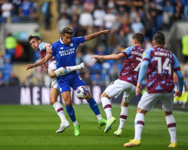 Cardiff City 'den Callum Robinson # 47 ve Burnley' den Jack Cork # 4 Sky Bet Şampiyonası maçında Cardiff City - Burnley, Cardiff City Stadyumu, İngiltere 1 Ekim 202