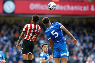 Sheffield United 'dan Rhian Brewster # 7 ve Birmingham City' den Auston Trusty # 5 Sky Bet Şampiyonası maçında Sheffield United, Birmingham City 'ye karşı Bramall Lane, Sheffield, İngiltere, 1 Ekim 202
