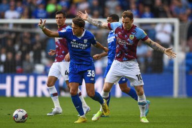 Cardiff City 'den Perry Ng # 38 Sky Bet Şampiyonası maçında Burnley' li Ashley Barnes 'ın baskısı altında Cardiff City, Cardiff Stadyumu' nda Burnley 'e karşı 1 Ekim 202