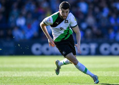 Plymouth Argyle orta saha oyuncusu Finn Azaz (18), 1 Ekim 202 'de Adams Park' ta Wycombe Wanderers - Plymouth Argyle maçında