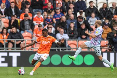 Blackpool 'dan Marvin Ekpiteta # 21 Norwich City' nin 22 numaralı Teemu Pukki 'si olarak açıklandı. 21 Ekim 202' de Bloomfield Road, Blackpool 'da Blackpool Norwich City' e karşı oynanan Gökyüzü İddia Şampiyonası maçında baskı görülüyor.