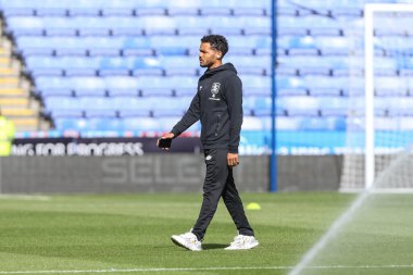 Huddersfield Town 19 numaralı Duane Holmes, 1 Ekim 202 tarihinde İngiltere 'nin Reading şehrinde oynanan ve Huddersfield Town' a karşı oynanan Gökyüzü İddia Şampiyonası karşılaşmasında stadyuma geldi.